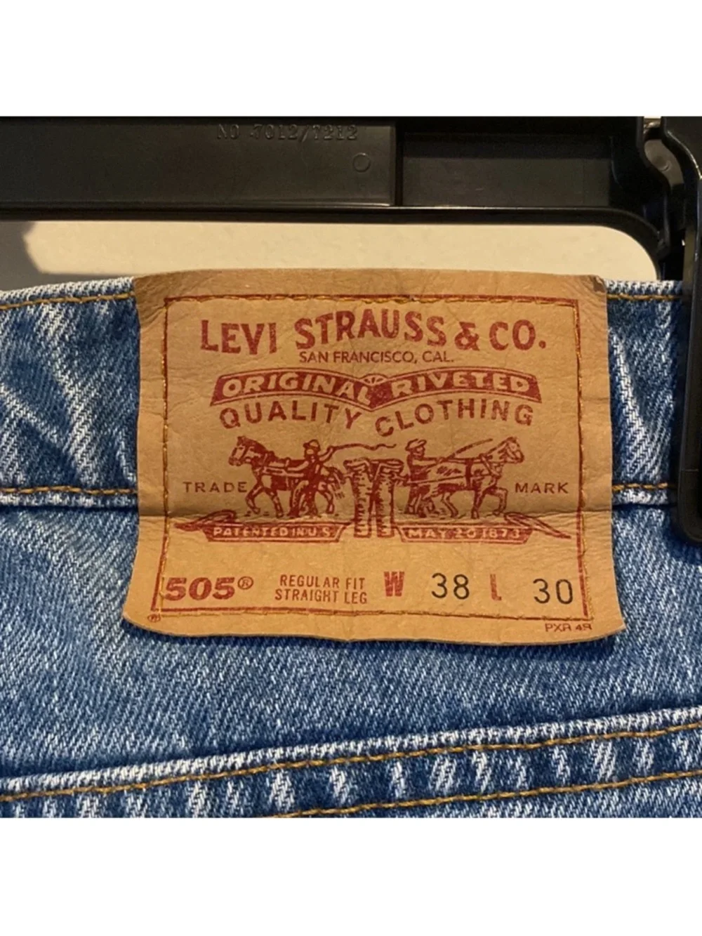 LEVI’S 505 38x30 Mens Denim Jeans Regular Fit Classic Straight Medium Wash $70